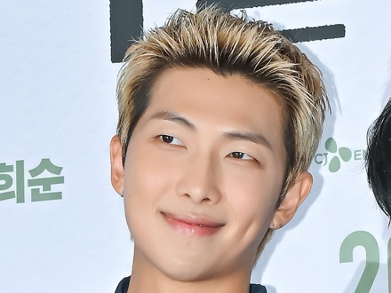 キティちゃんのスマホケース!?BTS・RM、ジムで鍛錬中の姿を公開も“ギャップ萌え”