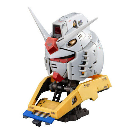 「ガンダム」1回1,500円の高級ガシャポン!コクピットまで作り込まれた「バストアップモデル」がメチャ凄い、内部にはアムロの姿も