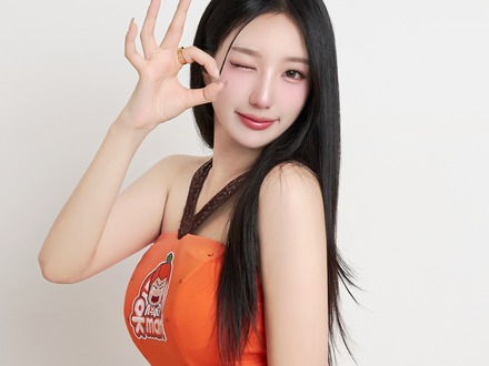 肩出しオフショルが可愛すぎる!韓国美女チアが福岡で“爆食い”「20枚じゃ足りない」誕生日旅行