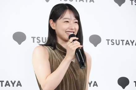 桜井日奈子【撮影:小宮山あきの】