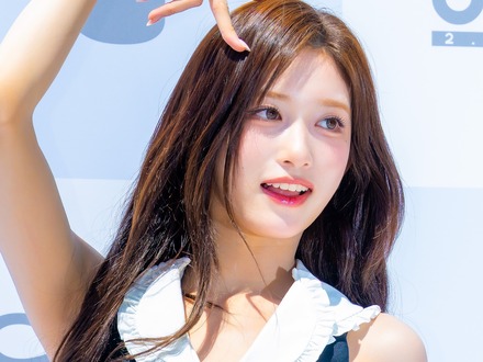 本当に10代…?IVE・イソ、ずり落ちそうな“紐無し”ドレスで豊かなボリューム感「ギリギリ」「やば」