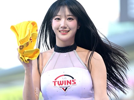 「パンパンや」胸もと強調タイトトップスに視線集中、韓国人気美女チアの豊満スタイルに絶賛の声