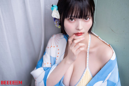 『BEEEEM』(ビーーーム) vol.3 撮影:江嶋綾恵梨 撮影協力:河邉有実莉 スタイリスト:馳尾潤子(Jstyles) ヘアメイク:yukky(oddcolor)、安藤沙樹