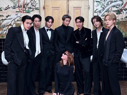「女性蔑視では?」BTSの集合写真に批判…削除されるもVが再投稿 実は女性監督の“定番ポーズ”だった