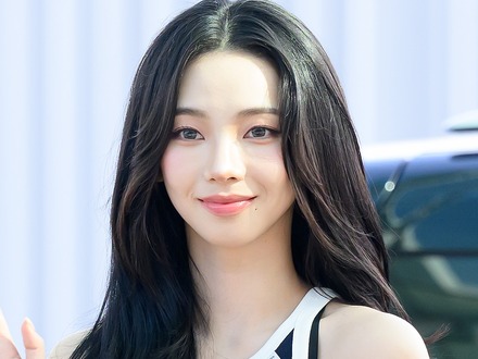 真っ赤な“水着姿”で南国満喫…aespa・カリナ、開放的なビーチSHOTに釘付け「息ができない」