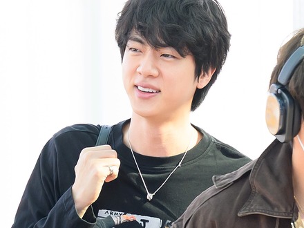 BTS・JIN、“JUNG KOOKを身にまとって”空港に登場　5人が南米ツアーに向けて出国
