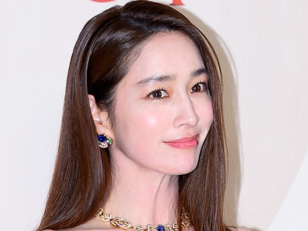 俳優イ・ビョンホンの女優妻（44）、“ツヤ肌”の秘訣は美容施術？年1回の本格ケアを公開