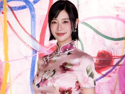 深スリットが大胆に…「世界で最も美しい顔」2位のクララ、“ぴちぴち”チャイナドレス姿で見事な曲線美