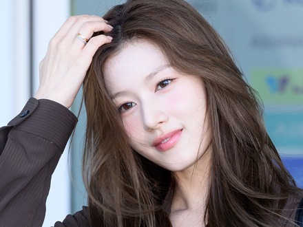 ミニ丈でギリギリ?TWICE・サナ、大胆な“お座りポーズ”に視線集中「うわぁ!」「これは反則」
