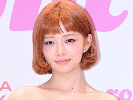 「危険…」IVE・レイ、深Vネックの白トップスで色気全開 大人びた雰囲気に視線集中