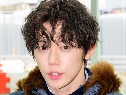 TXT・ヨンジュン、パーマヘアにイメチェン!猫のような可愛らしさが倍増した姿で空港に登場