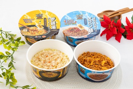 「隣の国のグルメイト 参鶏湯ラーメンクッパ」と「隣の国のグルメイト 焙煎そば粉入りビビン麺」 ©studio modak