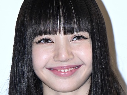 「下履いてる?」大胆すぎる肌見せ!BLACKPINK・リサ、圧巻スタイル際立つ刺激的な衣装で魅了