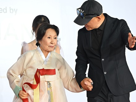 「国民の母」と呼ばれる韓国女優（85）、レッドカーペットで何度も咳…支えられながら歩く姿に心配の声