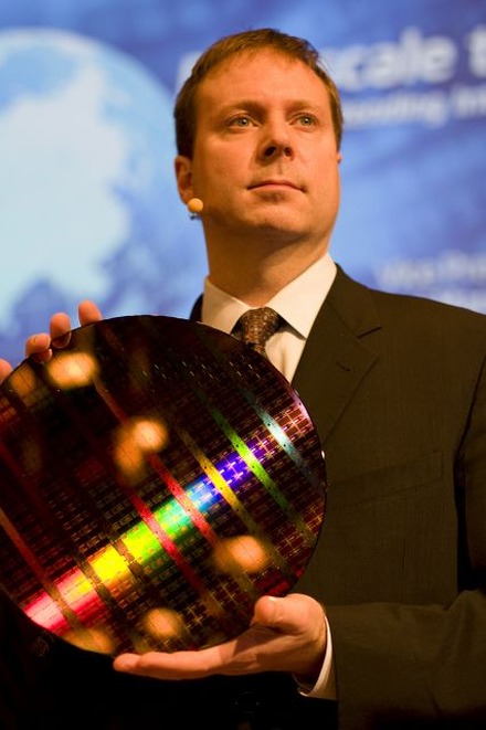 Intel副社長のKirk Skaugen氏。22nm SRAMテストウェハーを基調講演にて提示