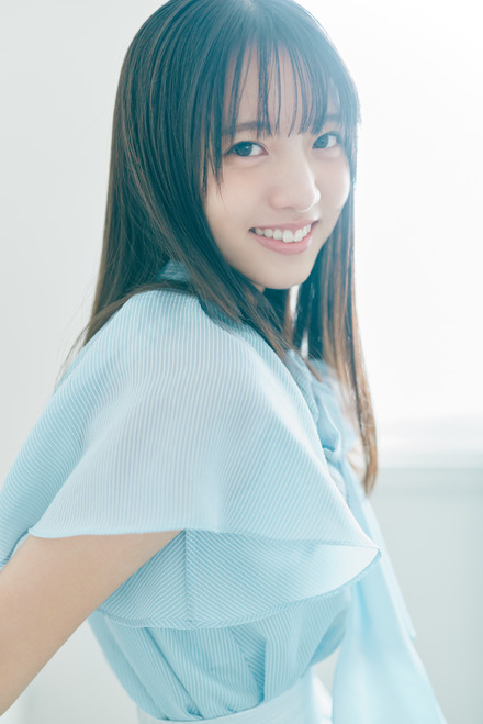 乃木坂46・海邉朱莉、微笑みショットでファン魅了 6期生グラビア企画「Nogizaka Colors」