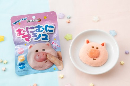 「むにむにマシュ」のパッケージと豚の顔をかたどったマシュマロ