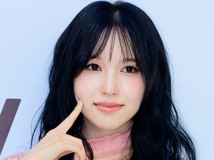 TWICE・ミナ、極薄タイツで際立つ美脚…透け感レースワンピの“大人ガーリー”コーデで魅了「天才!」