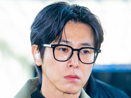 東方神起・ユンホ、有料アプリの更新頻度を巡りファンと対立「理解できないなら出ていけ」