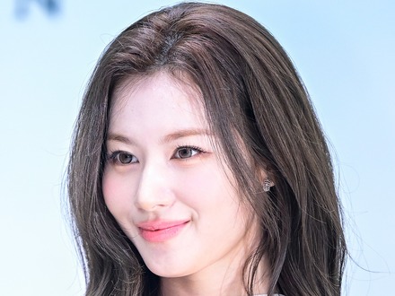TWICE・サナ、『ハーパーズ バザー』12月号の表紙に!日本デビューから10年、メンバーとの絆を語る