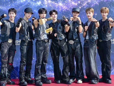 “NiziUの弟”NEXZ、初のアジアツアー開幕！ソウル公演で圧巻ステージ　日本公演へ期待高まる