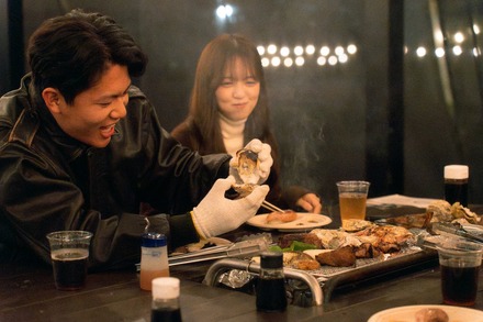 焼き牡蠣を楽しむ利用者