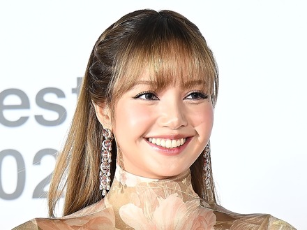 BLACKPINKリサと“タイのチャ・ウヌ”、母親をまじえて食事か 目撃ショットが広がり熱愛説が再点火