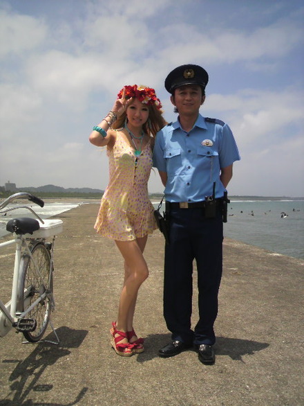 有吉弘行は冒頭のシーンでmirayに自転車を盗まれてしまうドジな警官役