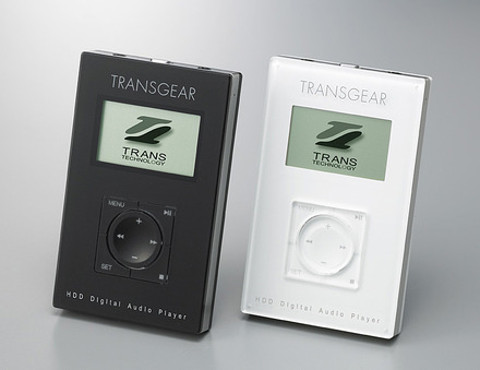 TRANSGEAR HMP-100。新曲のデータは、MagicSync機能を使って携帯電話からMusicIDデータベース（4,000万曲収録）にアクセスし、ID3タグとして曲ともに記録できるのが特徴だ