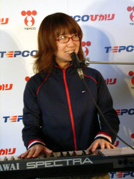 「TEPCOひかり」の新CMオンエアと替え唄コンテストにちなみ、ミニライブを開いたシンガーの奥華子
