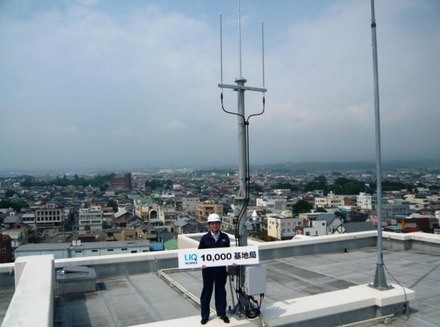 10,000局達成記念写真（UQコミュニケーションズ野坂社長）