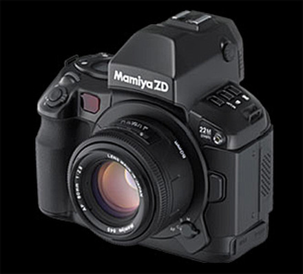 　マミヤ・オーピーは、有効2,130万画素CCD搭載の中判デジタル一眼レフカメラ「Mamiya ZD」を12月21日に発売する。価格はオープンで、実売予想価格は131万円前後（ボディのみ）。