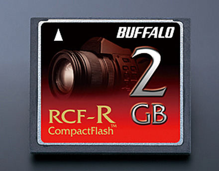 　バッファローは、読み込み速度15Mバイト毎秒、書き込み速度12Mバイト毎秒の高速転送を実現する、デジタルカメラの連写に強い100倍速コンパクトフラッシュ「RCF-Rシリーズ」を12月中旬に発売する。