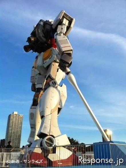 ガンダム 東静岡の実物大ガンダムに赤いシャア専用ザクがARで登場