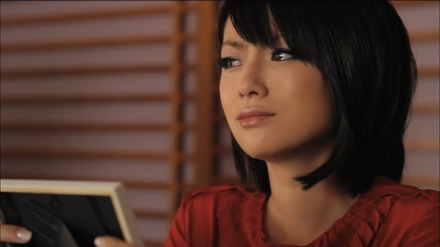 映画のスピンオフ的内容のクリップで、迫真の演技をする深田恭子。