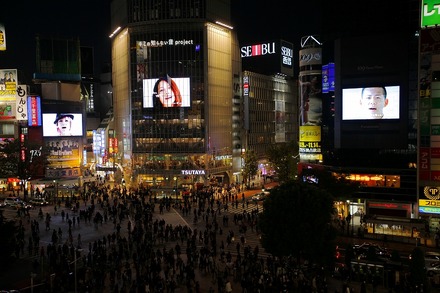 YUI、清水翔太、JASMINEが渋谷の3面ビジョンでセッション