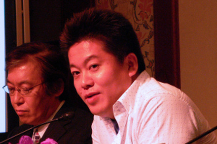 証券取引法違反の疑いで家宅捜索を受けたライブドアだが、代表取締役社長兼CEOの堀江貴文氏は、自身のブログにて「今後の業務は通常通り行います。地検の調査に関しては全面的に協力していこうとおもいます」とコメントをしている。