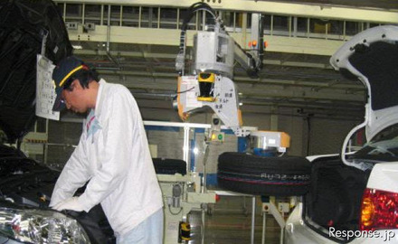 第4回ロボット大賞 自動車の組立工場においてスペアタイヤを自動車のトランクに搭載するロボット