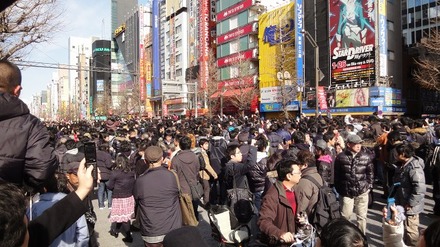 歩行者天国再開直後の路上。歩けないほどの人だかり