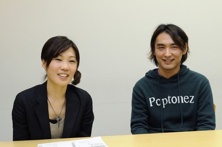 KDDI マーケティング本部 宣伝部 コミュニケーション戦略部1グループ 課長補佐 吉村桃子氏と、博報堂　エンゲージメントビジネスユニット エンゲージメントプランニング局 インタラクティブプランニング一部　インタラクティブプラナー　林 智彦氏