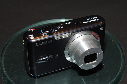 広角28mm、ISO1,600対応のLUMIX DMC-FX01
