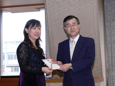 京都府庁副知事執務室にてファーウェイ・ジャパンの郭氏（左）から太田副知事（右）に寄付金が手渡された