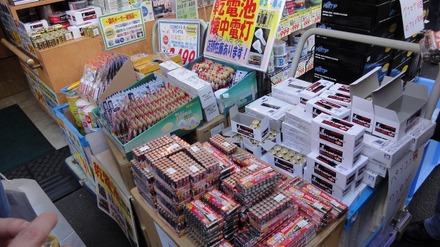 中央通りを外れた、裏通りの小規模店では、電池を山積みで販売中の店もあった