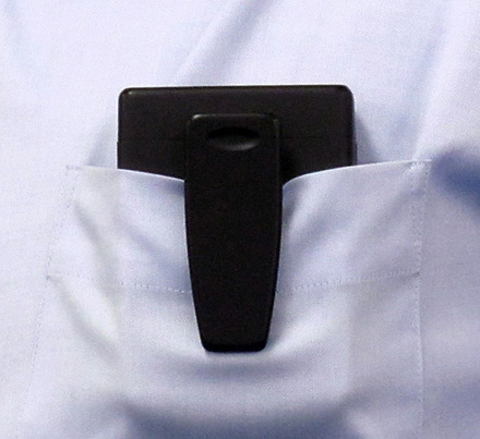 胸ポケットにも装着できる小型の放射能測定器「GC-SJ1」