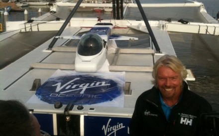 「Virgin Oceanic」プロジェクトの潜水艇とリチャード・ブランソン氏