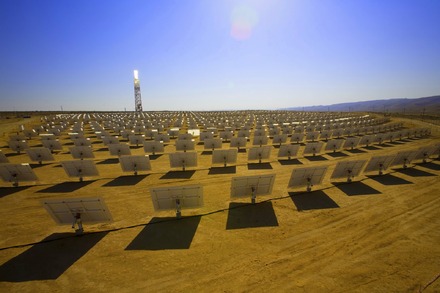 カリフォルニア州のモハーヴェ砂漠にて建設中の太陽熱発電所