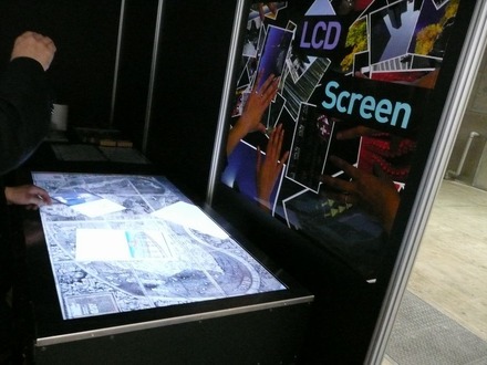 ロボットスーツ・HALの開発で有名なCYBERDYNEでは、ユニークなマルチタッチ型ディスプレイ「TACTO」を展示