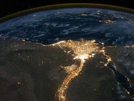 夜間に撮影したエジプト ナイル川流域の衛星写真(c)NASA