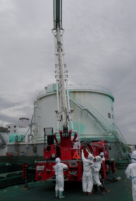 福島原発1号機タービン建屋への飛散防止剤散布風景