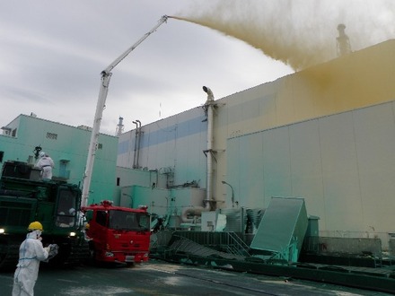 福島原発1号機タービン建屋への飛散防止剤散布風景